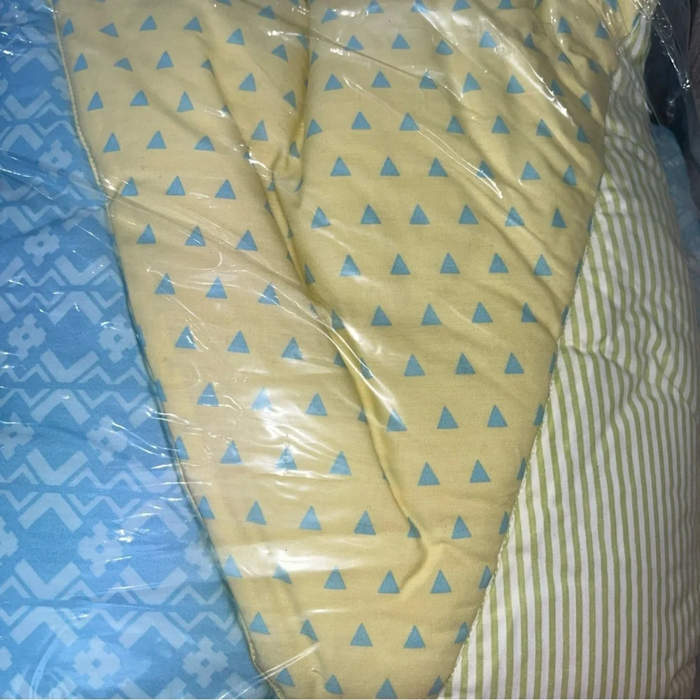 NWT Trend Lab Triangles 5 Piece Crib Bedding Set - with two matching bibs